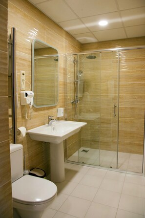 Shower, free toiletries, hair dryer, towels - Milot Hotel (Volzhskiy)