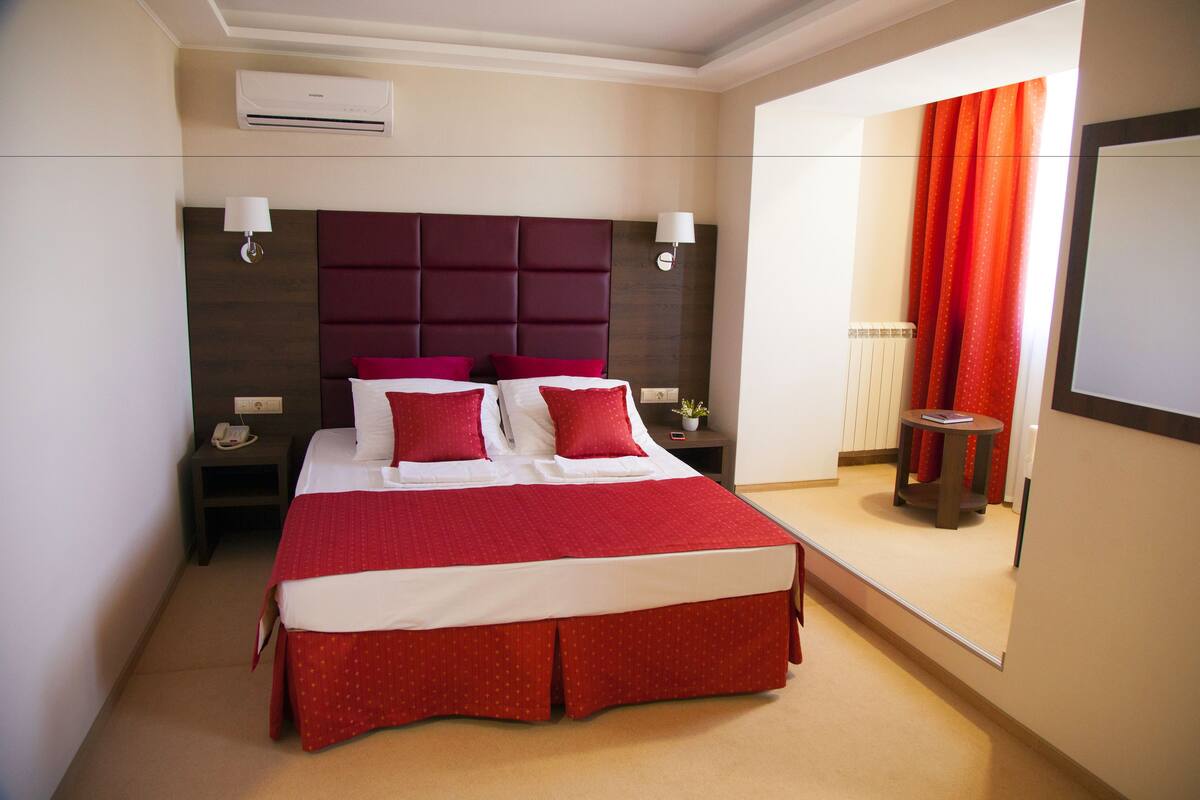 Minibar, skrivbord, mörkläggningsgardiner och gratis wi-fi