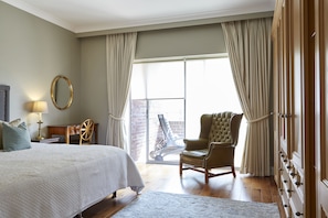 1 bedroom, Egyptian cotton sheets, premium bedding, down comforters