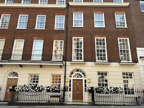 Front of property - 9 Hertford Street Mayfair (London)