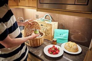 Departamento superior | Cocina privada | Refrigerador con congelador, microondas, horno y parrilla de estufa