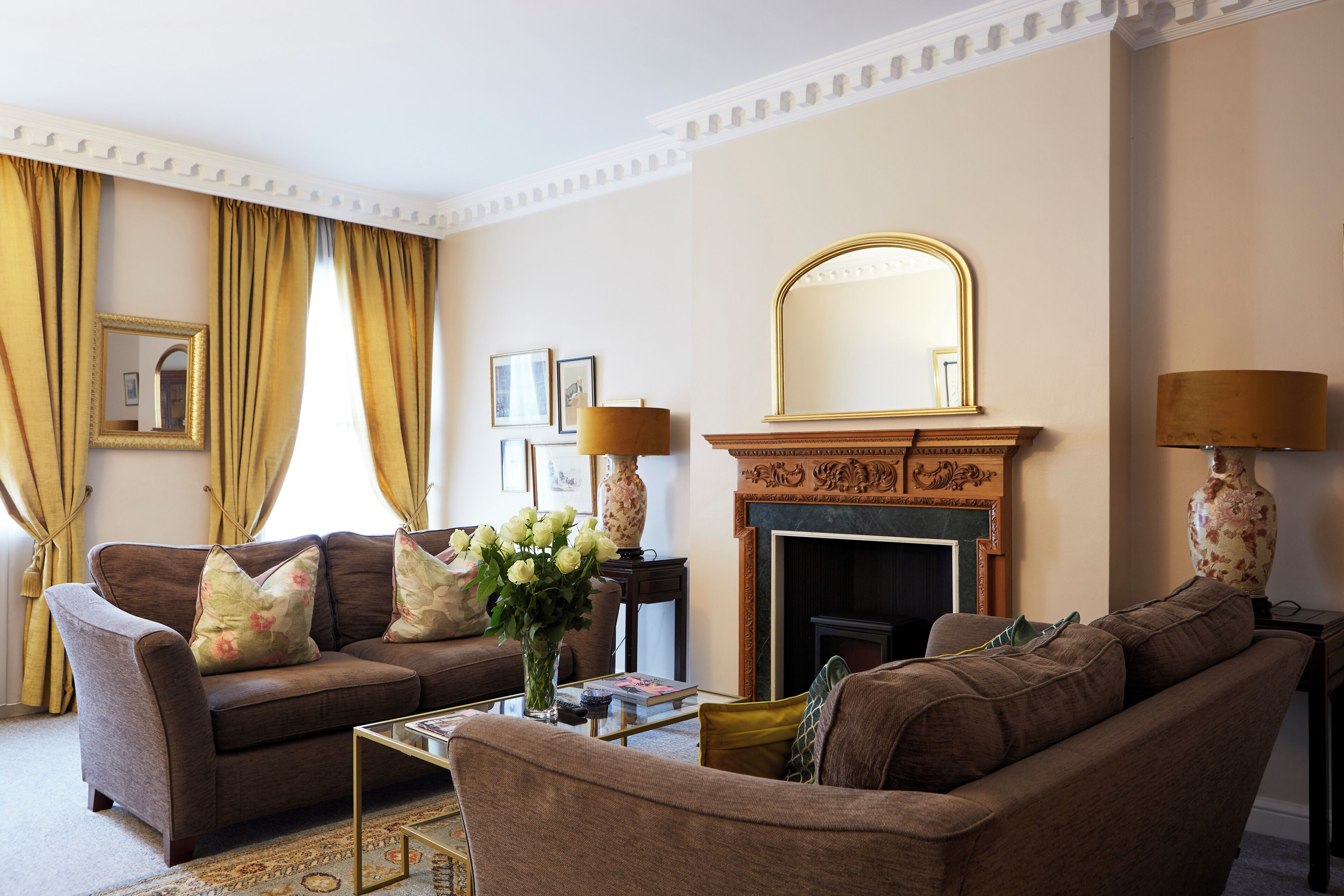 Classic-Apartment, 1 Schlafzimmer, Stadtblick | Wohnbereich | 55-Zoll-Smart-TV mit Digitalempfang, Fernseher, Kamin
