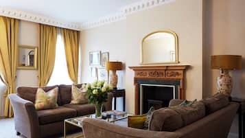 Classic-Apartment, 1 Schlafzimmer, Stadtblick | Wohnbereich | 55-Zoll-Smart-TV mit Digitalempfang, Fernseher, Kamin