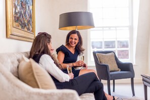 Smart TV de 55 pulgadas con canales digitales, televisión y chimenea