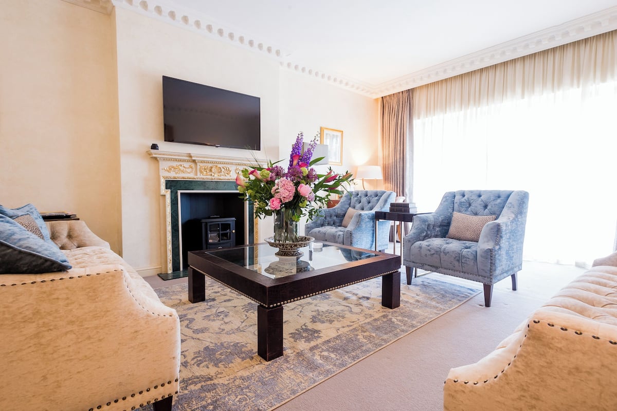 Club Apartment, 1 Bedroom (with Balcony) | Living area | 55-inch Smart TV with digital channels, TV, fireplace