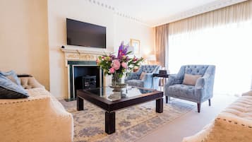 Club-Apartment, 1 Schlafzimmer (with Terrace) | Wohnbereich | 55-Zoll-Smart-TV mit Digitalempfang, Fernseher, Kamin