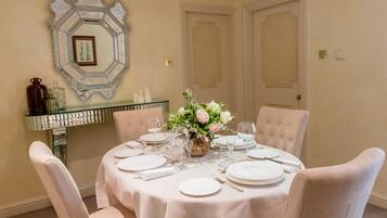 Club Apartment, 1 Bedroom (with Balcony) | Private kitchen