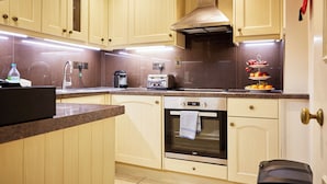 Club Apartment, 1 Bedroom (with Balcony) | Private kitchen | Espresso maker, coffee/tea maker, full-size fridge, microwave - 9 Hertford Street Mayfair (London)