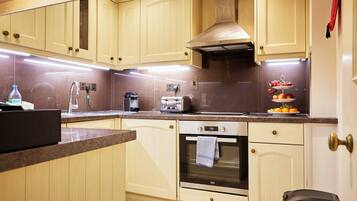 Club Apartment, 1 Bedroom (with Balcony) | Private kitchen | Espresso maker, coffee/tea maker, full-size fridge, microwave