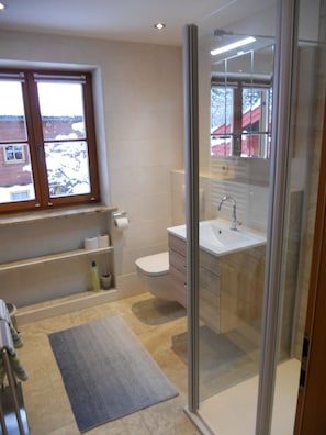 Appartement (1) | Badkamer | Een douche, een regendouche, een haardroger, handdoeken