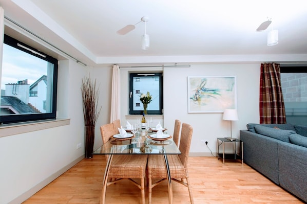 Departamento (2 Bedrooms) | Cocina privada | Refrigerador con congelador, microondas, horno y parrilla de estufa 