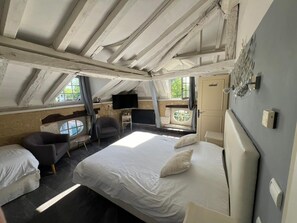 In-room safe, individually decorated, individually furnished, desk - Hotel les Griffons (Bourdeilles)