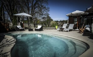 Piscine extérieure (ouverte en saison), chaises longues