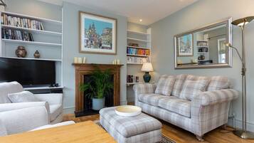 Apartment (2 Bedrooms) | Living room | TV, fireplace