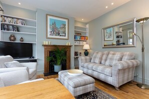 Living room - Quaint 2BD Flat 9 Min Walk To Vauxhall Tube (London)