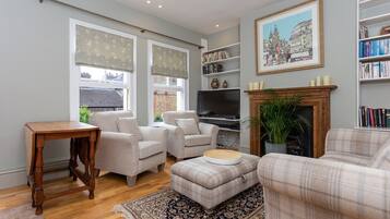 Apartment (2 Bedrooms) | Living room | TV, fireplace