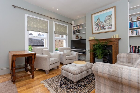 Living room - Quaint 2BD Flat 9 Min Walk To Vauxhall Tube (London)