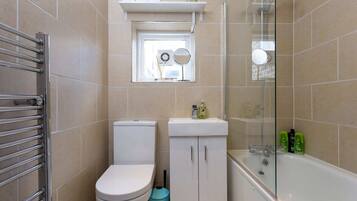 Apartment (2 Bedrooms) | Bathroom | Separate bathtub and shower, hair dryer, towels, soap
