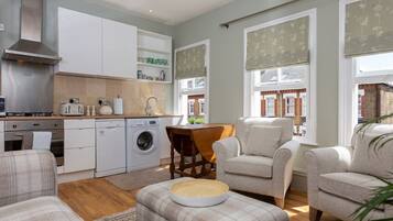 Apartment (2 Bedrooms) | 2 bedrooms, laptop workspace, iron/ironing board, free wired Internet