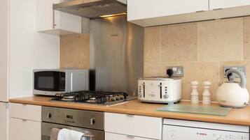 Apartment (2 Bedrooms) | Private kitchen | Full-sized fridge, microwave, oven, stovetop