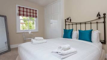 Apartment (2 Bedrooms) | 2 bedrooms, laptop workspace, iron/ironing board, free wired Internet