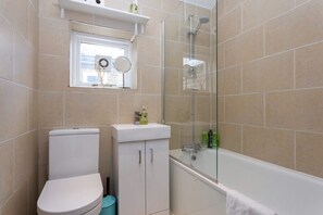 Apartment (2 Bedrooms) | Bathroom | Separate tub and shower, hair dryer, towels, soap - Quaint 2BD Flat 9 Min Walk To Vauxhall Tube (London)