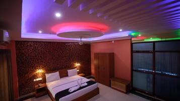 Deluxe Double Room, 1 King Bed, Bathtub, Mountain View | 1 bedroom, premium bedding, memory-foam beds, in-room safe