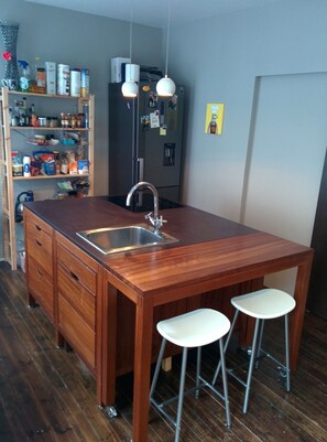 Appartement, 1 chambre | Cuisine privée | Réfrigérateur, micro-ondes, four, plaque de cuisson