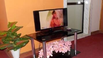 Twin Room, 2 Single Beds, Non Smoking | Living area | TV