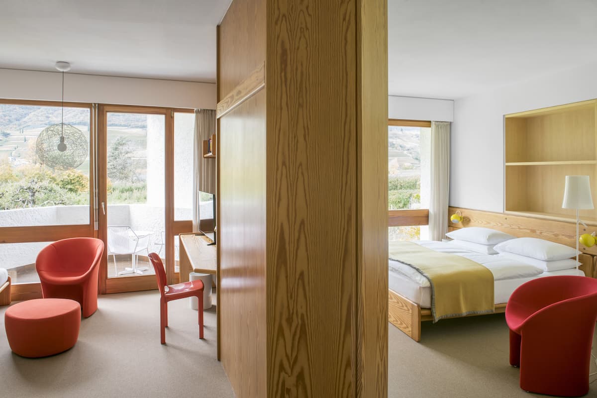 Doppia Superior, balcone, vista lago | Biancheria da letto di alta qualità, minibar, una cassaforte in camera