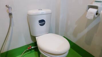 Standard Room | Bathroom | Shower, free toiletries