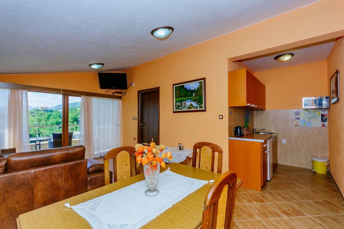 Apartamento conforto, várias camas, vista para a montanha | Sala de estar | TV LCD 32 polegadas com canais via satélite, TV