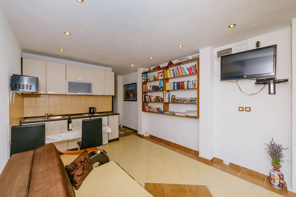 Apartamento, várias camas, vista para a montanha | Sala de estar | TV LCD 32 polegadas com canais via satélite, TV