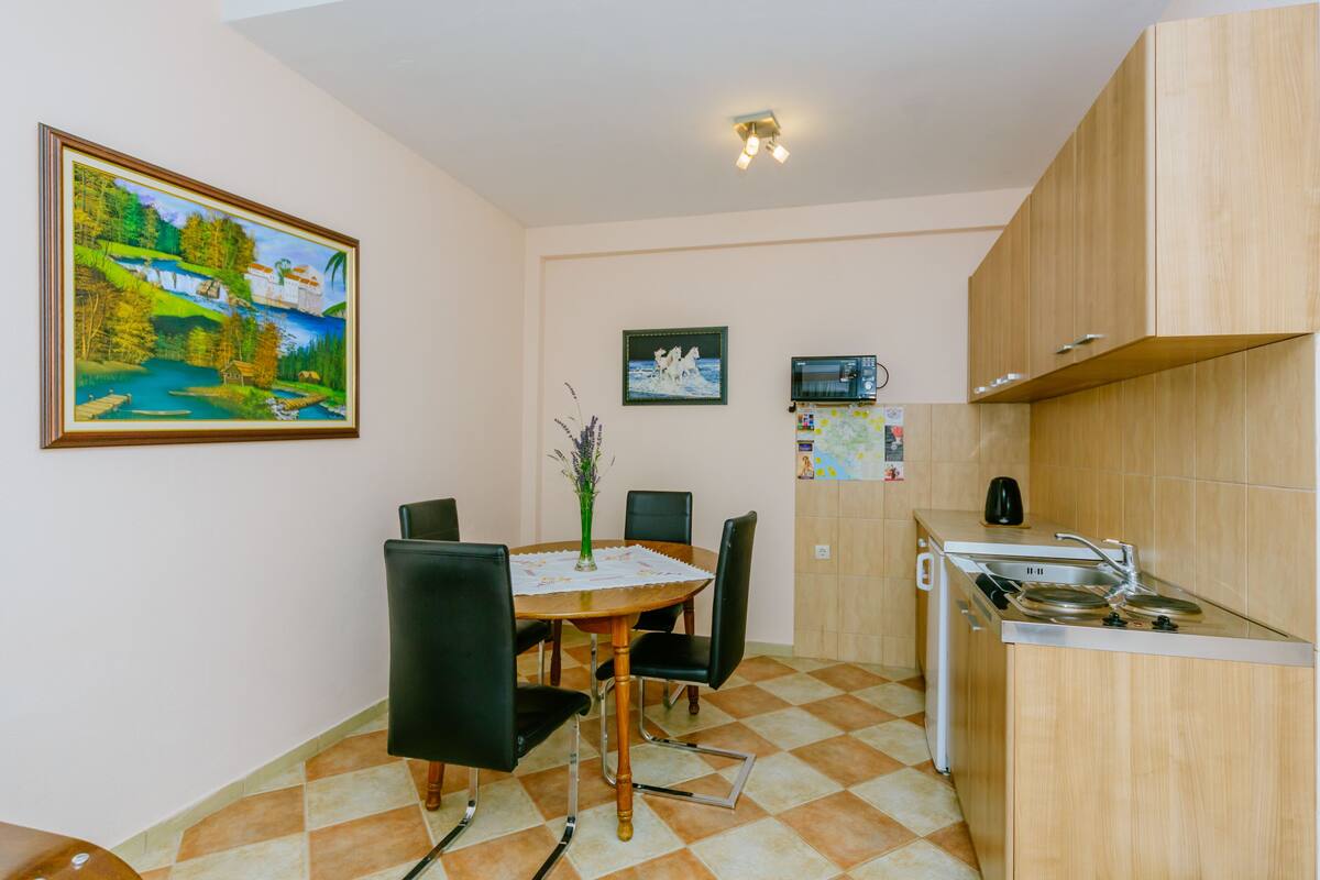 Apartamento, várias camas, vista para a montanha | Sala de estar | TV LCD 32 polegadas com canais via satélite, TV