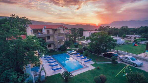 Vista frontal de la propiedad