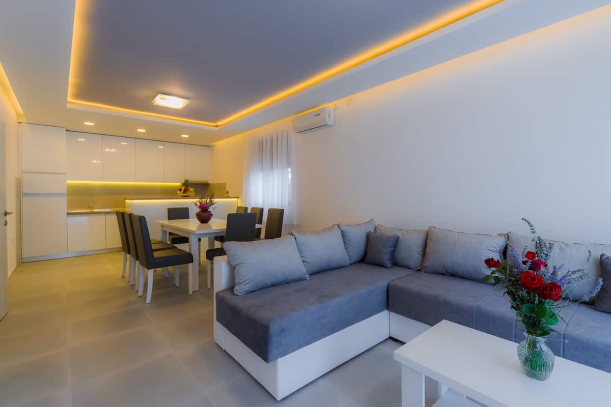 Apartamento luxo, várias camas, vista para a montanha | Sala de estar | TV LCD 32 polegadas com canais via satélite, TV