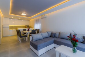 Deluxe Apartment, Multiple Beds, Mountain View | Living room