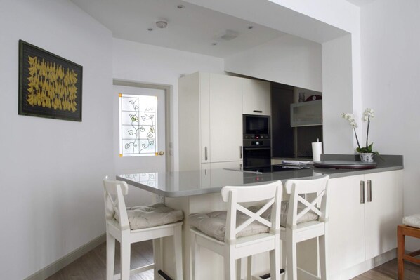 Appartement (1 Bedroom) | Cuisine privée | Réfrigérateur, four à micro-ondes, un four, surface de cuisson