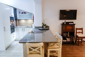 Appartement (1 Bedroom) | Cuisine privée | Réfrigérateur, four à micro-ondes, un four, surface de cuisson