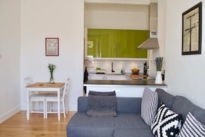 Apartment (1 Bedroom) | Wohnzimmer | Fernseher