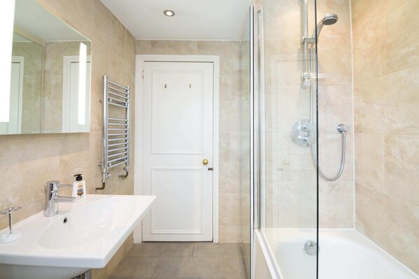 Apartment, 1 Bedroom | Bathroom | Separate tub and shower, free toiletries, hair dryer, towels