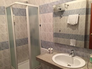 Dusche, kostenlose Toilettenartikel, Haartrockner, Bidet