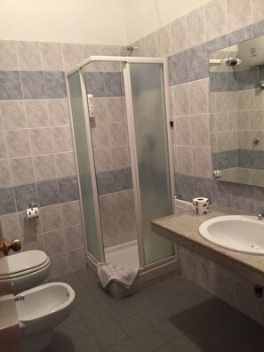 Buồng tắm vòi sen, đồ dùng nhà tắm miễn phí, máy sấy tóc