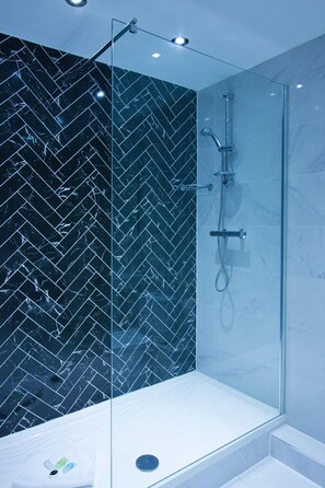 Bathroom shower - The Castle Collection - 14 Cook Street (Liverpool)