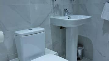 Douche, articles de toilette gratuits, sĂšche-cheveux