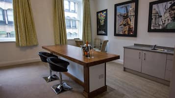Apartment, 1 Bedroom | In-room dining