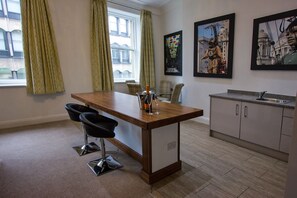 Apartamento, 1 quarto | Opções para refeição no quarto