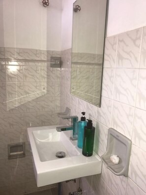 Shower, free toiletries