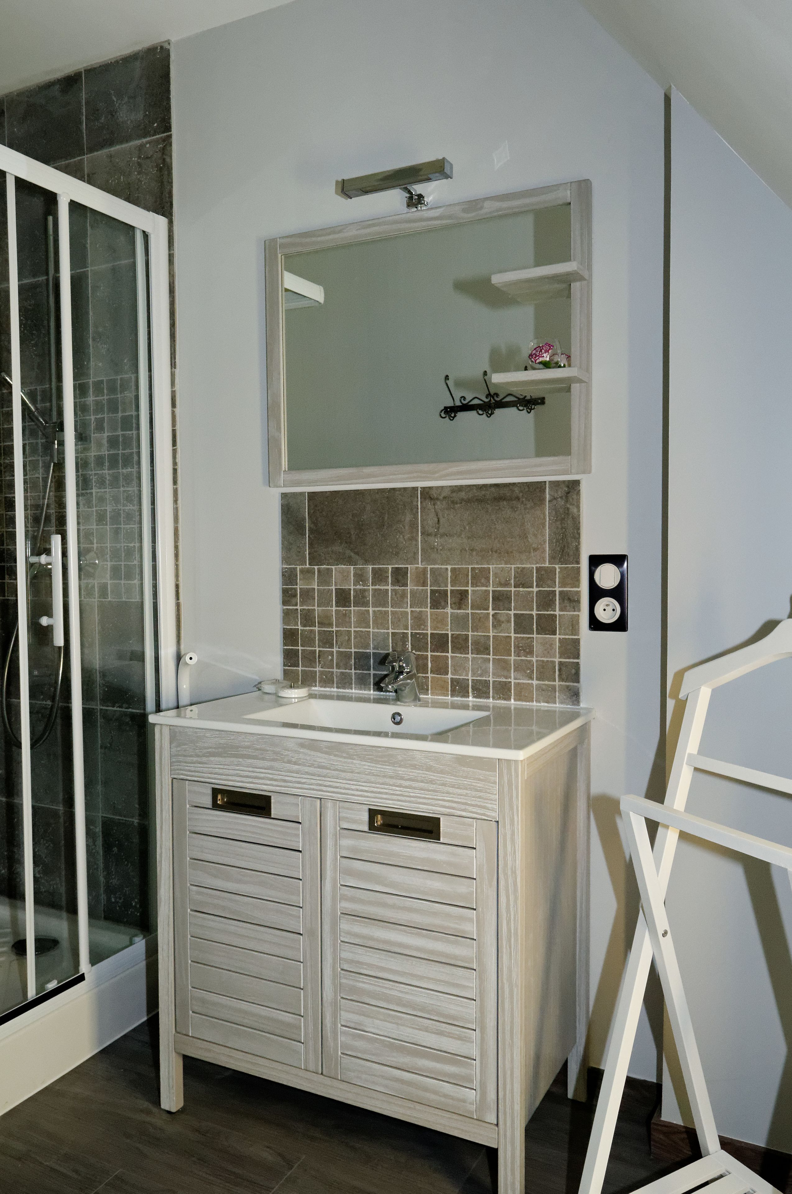 Quarto casal conforto (Chambre aux Hirondelles) | Banheiro | Chuveiro, produtos de toalete grátis, secador de cabelo 
