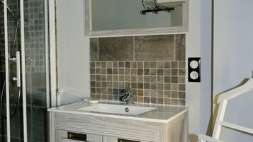 Comfort tweepersoonskamer (Chambre aux Hirondelles) | Badkamer | Een douche, gratis toiletartikelen, een haardroger, handdoeken